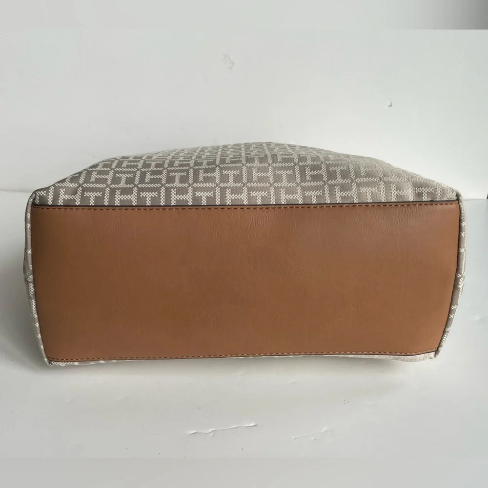 Tommy Hilfiger Beige Signature Logo Handbag Purse Satchel w Crossbody Strap